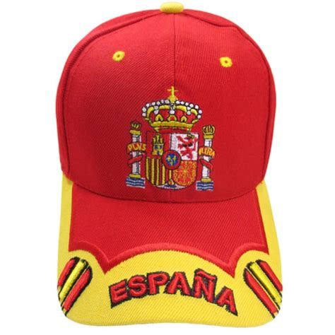 gorra color rojo con escudo de España bordado en la parte frontal