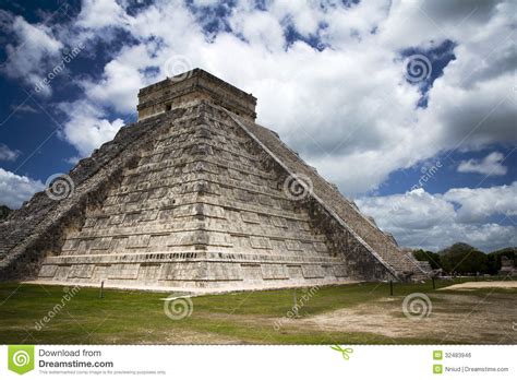 Gran Pirámide De La Ciudad Maya Chichen Itza Imagen de ...