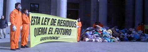 Greenpeace deja basura frente al Ministerio de Medio ...