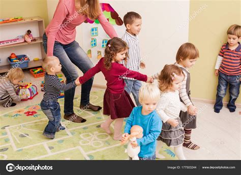 Grupo de niños bailando — Fotos de Stock  oksixx #177503244