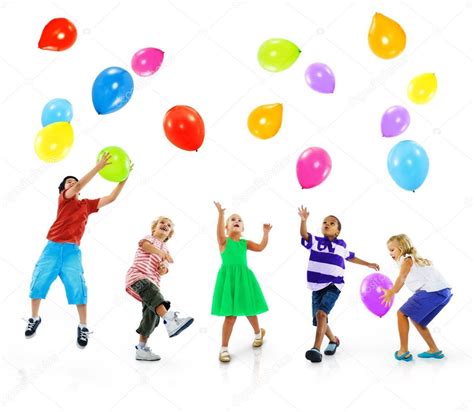Grupo de niños con globos y confeti — Foto de stock ...