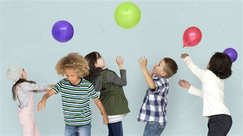 Grupo de niños jugando con globos de colores — Foto de ...