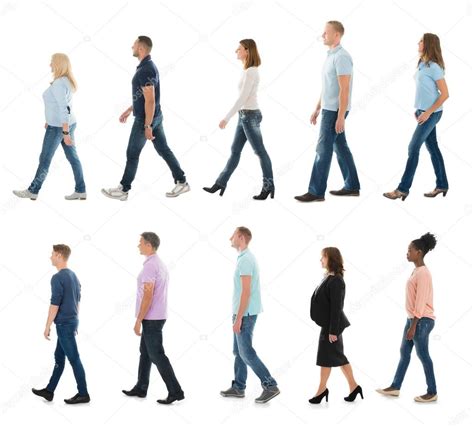 Grupo de personas caminando en línea — Foto de stock ...