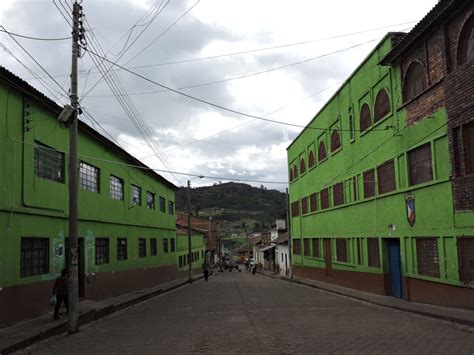 Guachetá se ubica en una planicie rodeada de cerros ricos en carbón.