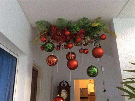 Guirnalda con bolas | Decoracion navidad balcones ...
