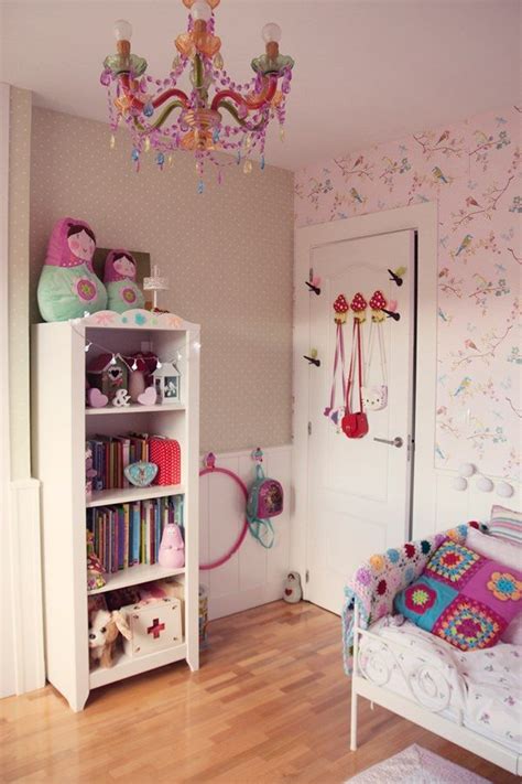 Habitación en rosa para una niña con muebles de Ikea ...
