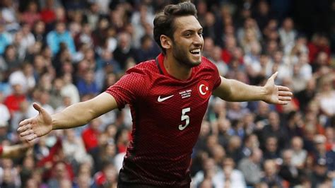 Hakan Çalhanoğlu na futboldan men cezası   Eurosport