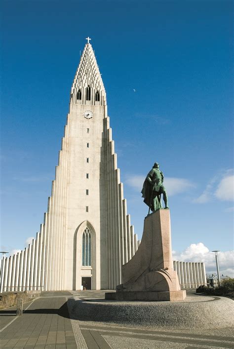 Hay muchos monumentos que ver en Reykjavik que cuentan la ...