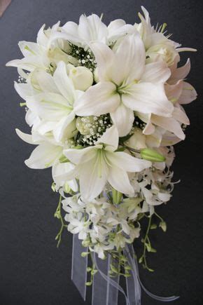 Hermoso y elegante ramo de novia elaborado con lilys ...