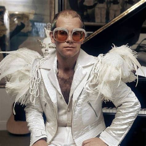 Himmlisch schrill! Sir Elton beflügelt und mit orangem Nasenfahrrad in ...
