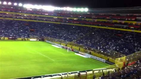 Himno nacional de El Salvador en el estadio Cuscatlan ...