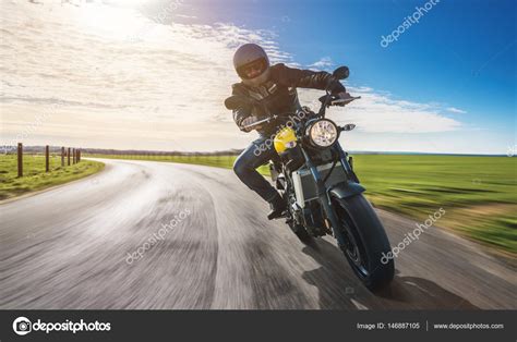 hombre en moto en la carretera — Foto de stock  aa w ...