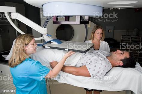 Hombre Que Recibían Radioterapia Tratamientos Para El Cáncer De ...