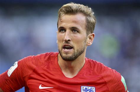 How old is Harry Kane   is he England s youngest player ...