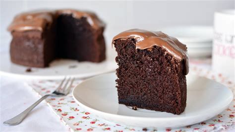 How to Make a Simple Chocolate Cake   Easy Homemade ...