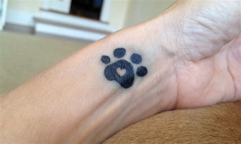 Huellas de perro   Los tatuajes con más simbolismo | Tatuantes