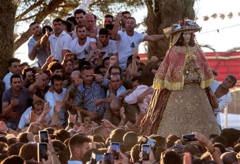 Huelva: La Virgen del Rocío llega a Almonte arropada por ...