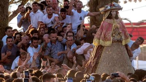 Huelva: La Virgen del Rocío llega a Almonte arropada por ...