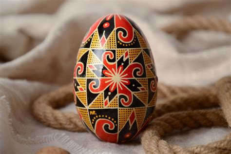Huevo de Pascua pintado artesanal con ornamento en la ...