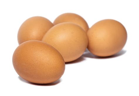 Huevos de gallina frescos aislados en un fondo blanco. los huevos como ...