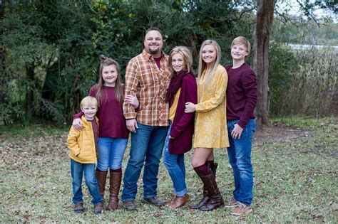 I like this pose | Fall family picture outfits, Fall ...