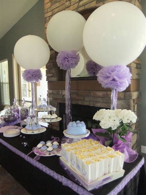 Ideas y arreglos de mesa para bautizo con globos y flores