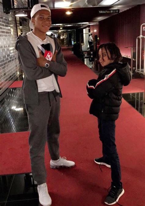 [#Image] Kylian Mbappé pose avec son petit frère Ethan ...