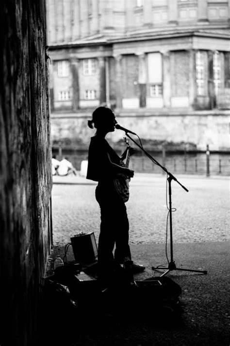 Imagen de artista callejera cantando,en blanco y negro   【FOTO GRATIS ...