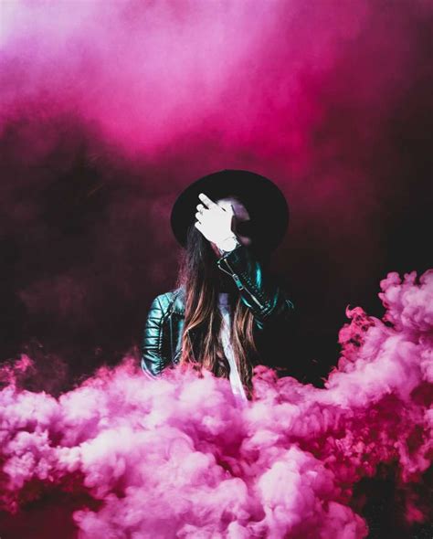 Imagen de Mujer en fondo de humo rosa   【FOTO GRATIS】 100011204