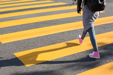 Imagen gratis de una chica cruzando un paso de cebra amarillo ...