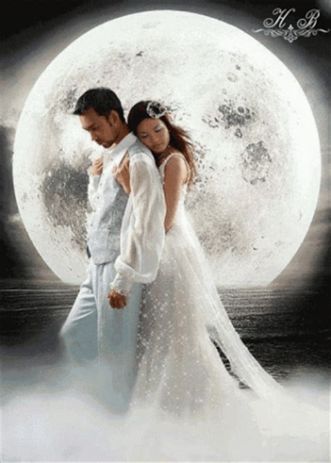 Imagen romántica de novios con movimiento en noche de luna ...