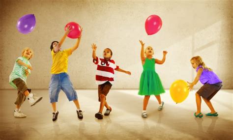Imágenes: niños jugando con globos | niños jugando con ...