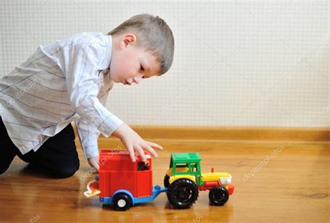 Imágenes: un niño jugando con carros | niño del muchacho ...