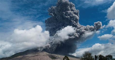 Impactantes imágenes de la erupción del volcán Sinabung en ...