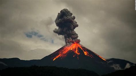 Impresionantes imágenes de la erupción de un volcán en ...