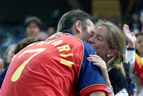 Iñaki Urdangarín besa a la Infanta Cristina tras conseguir ...