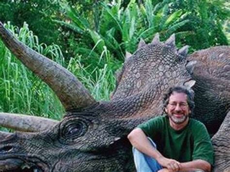 Indignación por foto de Spielberg con dinosaurio muerto... en Taringa!