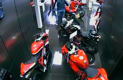Intentan robar dos motos de un concesionario Ducati en Londres