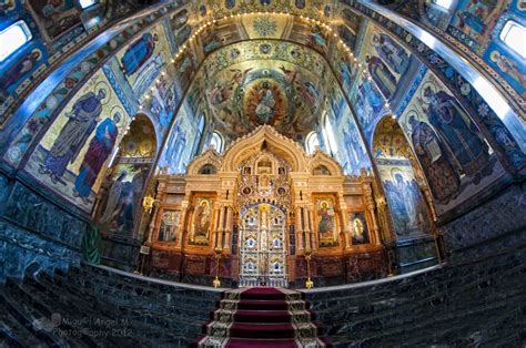Interior del templo Iglesia del Salvador sobre la sangre d ...
