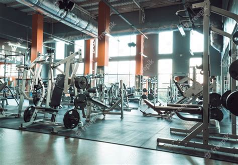 Interior gimnasio con equipos. | Foto Gratis