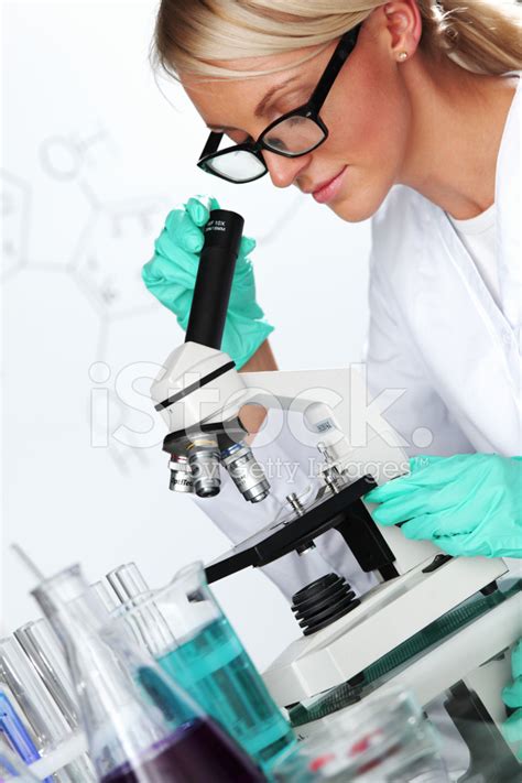 Investigador Mujer Mirando Un Microscopio Fotografías de ...