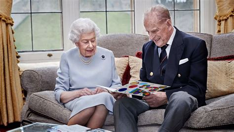 Isabel II y su esposo Felipe celebran 73 aniversario de boda – N+