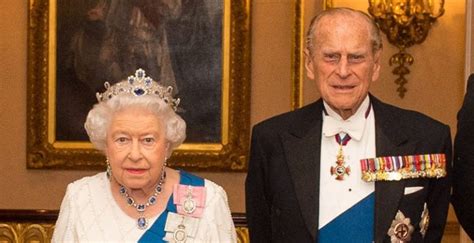 Isabel II y su marido, Felipe de Edimburgo, reciben la vacuna del ...