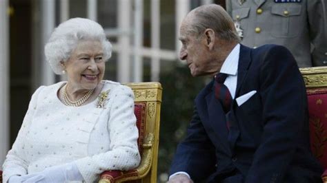 Isabel II y su marido “encantados” con boda de príncipe Enrique ...
