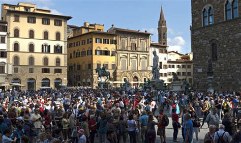 Italy news: Florence threatens £450 fine for eating on ...