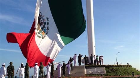 Izamiento Bandera de México con presencia del Gobernador y ...