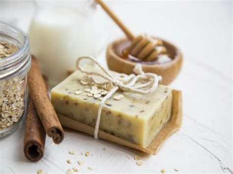 Jabón casero de avena con miel para hidratar tu piel