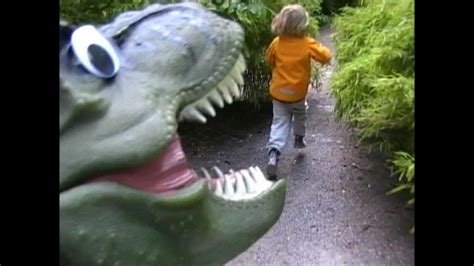 JAGAD AV EN T REX musikvideo för barn Dinosaurielåtar ...
