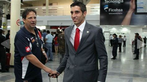 Jaime Penedo en el aeropuerto de Honduras | Suit jacket, Single ...
