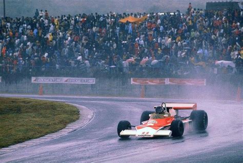 James Hunt  Marlboro McLaren M23 Cosworth  3ème, mais Champion du monde ...